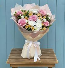 Букет цветов из:  Гвоздики, Орхидеи и Розы в Омутинское