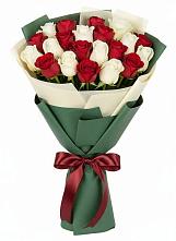 Букет Микс из красных и белых роз в Омутинское