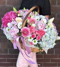 Цветочная композиция из Розы, Хризантемы, Пионы и Лизиантусы в корзине #REPLACE_PRED# Омутинское