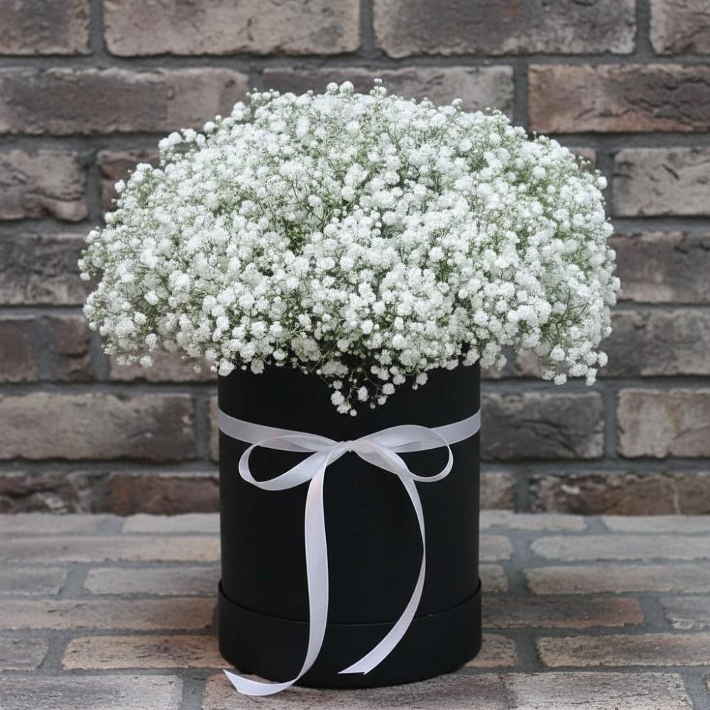 Цветочная композиция из Гипсофила в шляпной коробке в Омутинское