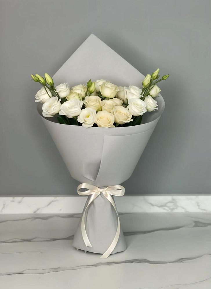 Букет цветов из: Розы и Лизиантусы в Омутинское