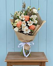 Букет цветов из:  Альстромерии, Лизиантусы, Розы и Хризантемы в Омутинское