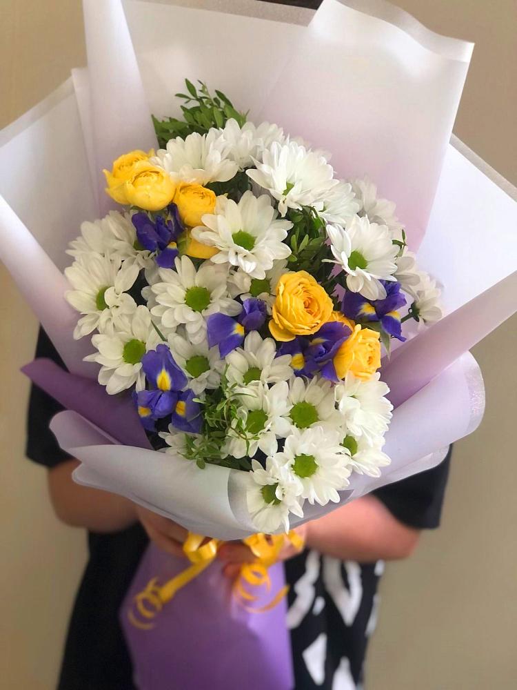 Букет цветов из: Ирисы, Хризантемы и Розы в Омутинское
