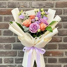 Букет цветов из:  Лизиантусы и Розы в Омутинское