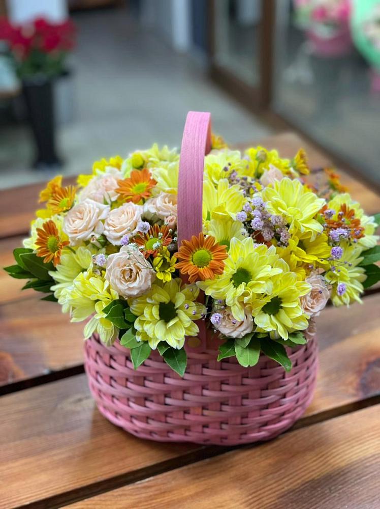 Цветочная композиция из Хризантемы и Розы в корзине в Омутинское