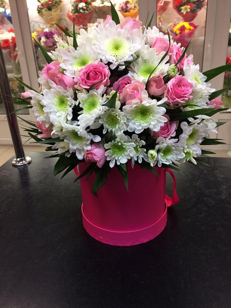 Цветочная композиция из Розы и Хризантемы в шляпной коробке в Омутинское