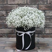 Цветочная композиция из Гипсофила в шляпной коробке в Омутинское