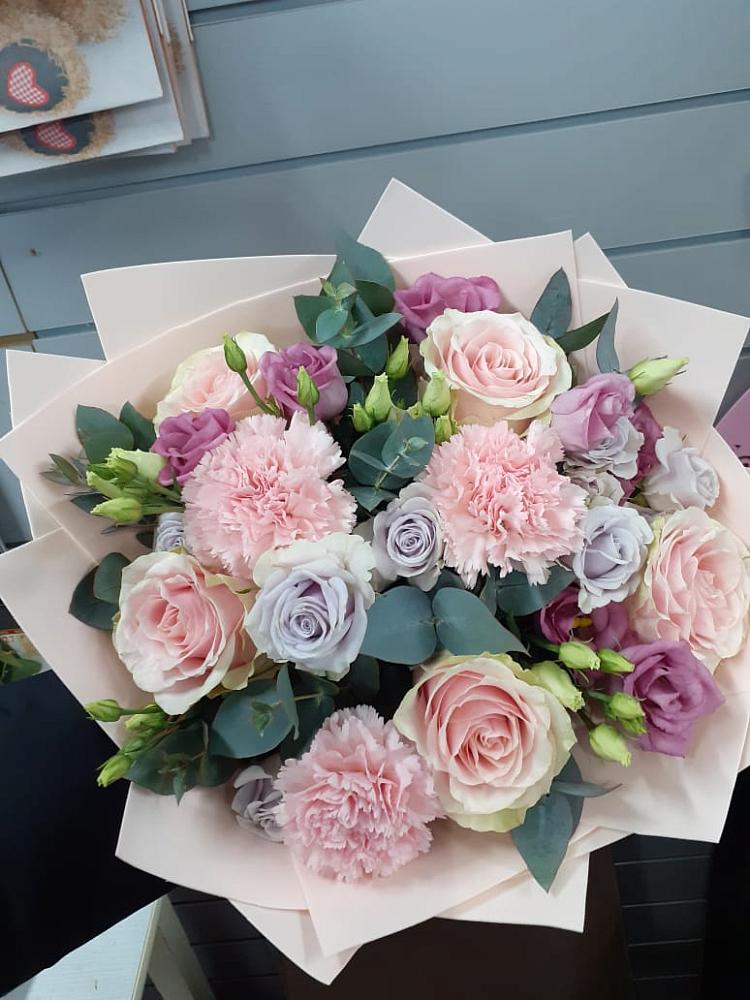 Букет цветов из: Розы, Гвоздики и Лизиантусы в Омутинское