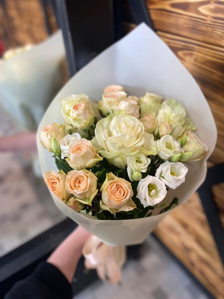 Букет цветов из: Розы и Лизиантусы в Омутинское